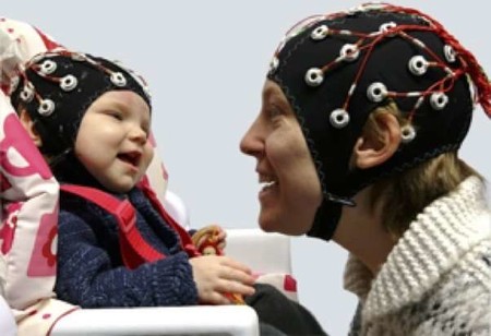 Cuando juegas con tu bebé, tu actividad cerebral se hace eco de su actividad cerebral