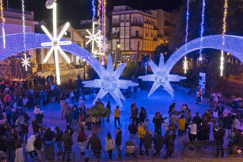 Christmas lights begin in a town in Andalusia that sells them to the rest of the planet: Puente Genil