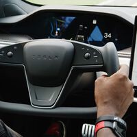 El volante ‘yoke’ de Tesla se pela a los pocos kilómetros, pero da igual porque la culpa nunca es de Tesla
