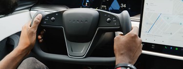 El volante ‘yoke’ de Tesla se pela a los pocos kilómetros, pero da igual porque la culpa nunca es de Tesla