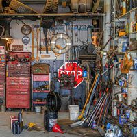 Ni la autonomía, ni los puntos de carga. Un estudio señala que el peor problema del coche eléctrico es que la gente guarda demasiadas cosas en el garaje