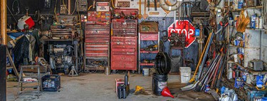 Ni la autonomía, ni los puntos de carga. Un estudio señala que el peor problema del coche eléctrico es que la gente guarda demasiadas cosas en el garaje