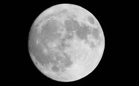 ¿Por qué la cara oculta de la luna es completamente diferente a la cara que vemos?