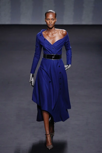 El lujo esencial de Raf Simons para Dior en la Haute Couture de París