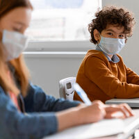 Niños a los que les da miedo quitarse la mascarilla: cómo gestionarlo