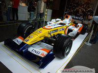 Peugeot, Renault y Toyota en Les Champs-Elysées