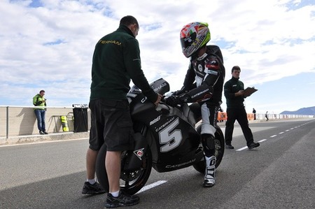 El Red Bull KTM Ajo y el Caterham Moto2 continúan los ensayos en Almería