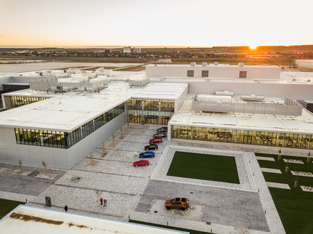 Jaguar Land Rover inaugura su nueva factoría en Eslovaquia: hasta 100.000 coches al año en 2020