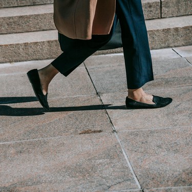 Han vuelto los pantalones cigarette de Zara que arrasan por su diseño: alargan las piernas y son ideales para llevar con bailarinas