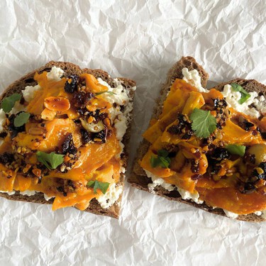 Esta es la tosta que me hago cuando no quiero cocinar pero quiero comer bien 