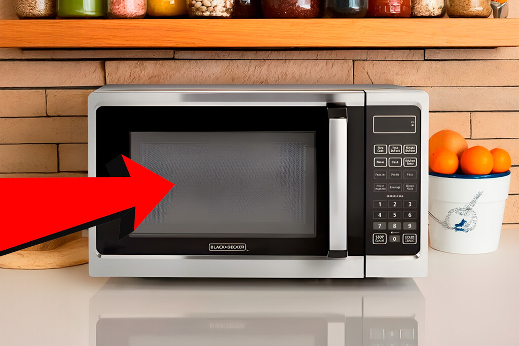 La puerta del microondas esconde un secreto que no todos conocen y podría ser el elemento más importante de tu electrodoméstico