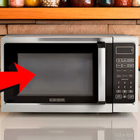 La puerta del microondas esconde un secreto que no todos conocen y podría ser el elemento más importante de tu electrodoméstico 
