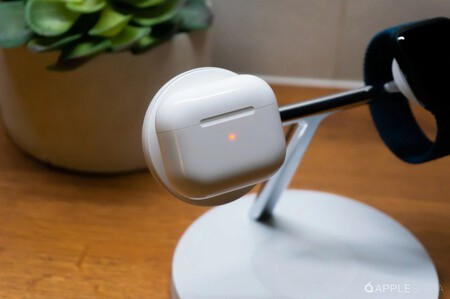 Airpods 3 recargándose en una base de carga MagSafe