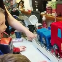 Unos padres le dan la mejor sorpresa en el día de su cumpleaños. ¡una tarta transformer!
