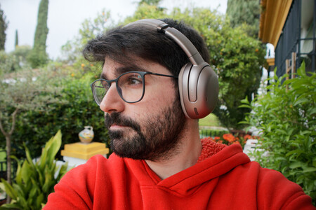 JBL Tour One M3 en un selfie totalmente desprevenido y casual | Imagen: Xataka