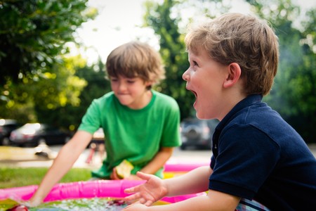 En el verano, deja que los niños se aburran: les ayuda a ser autosuficientes y desarrollar su creatividad