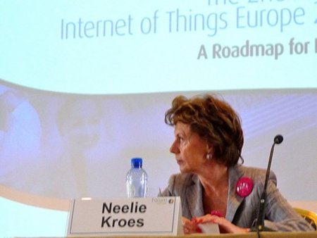 La comisaria Neelie Kroes quiere "empujar" a los gobiernos al uso del software libre
