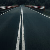 ¿Qué sentido tiene una doble línea continua si ni siquiera puedes cruzar la simple? 