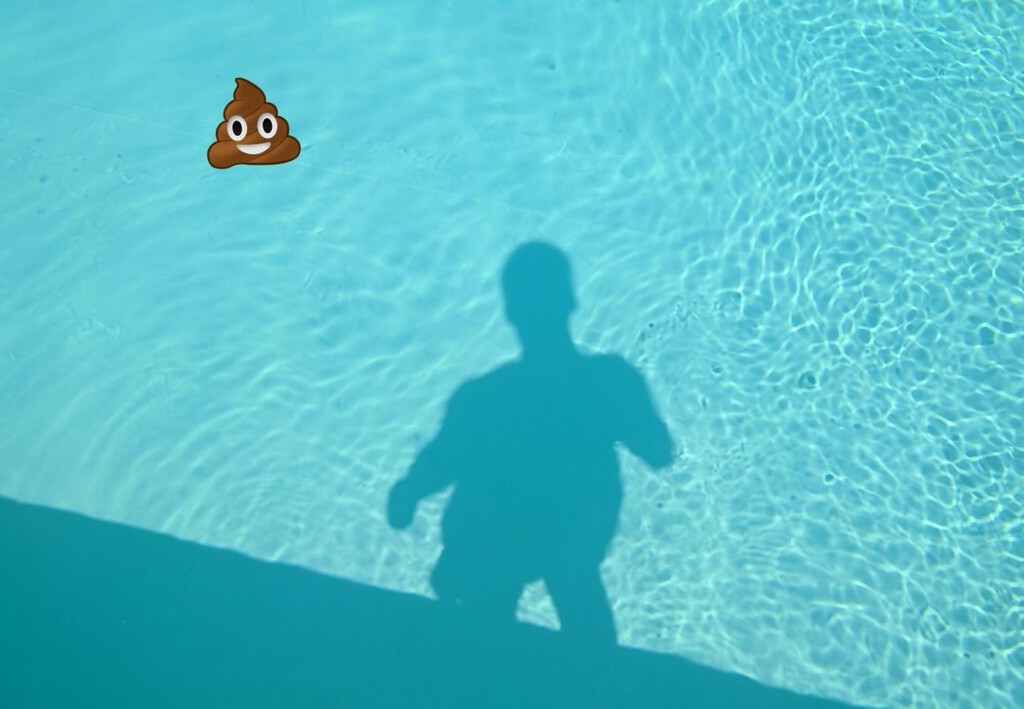 300 piscinas españolas ya han tenido que cerrar por el mismo motivo este verano: gente cagando en el agua