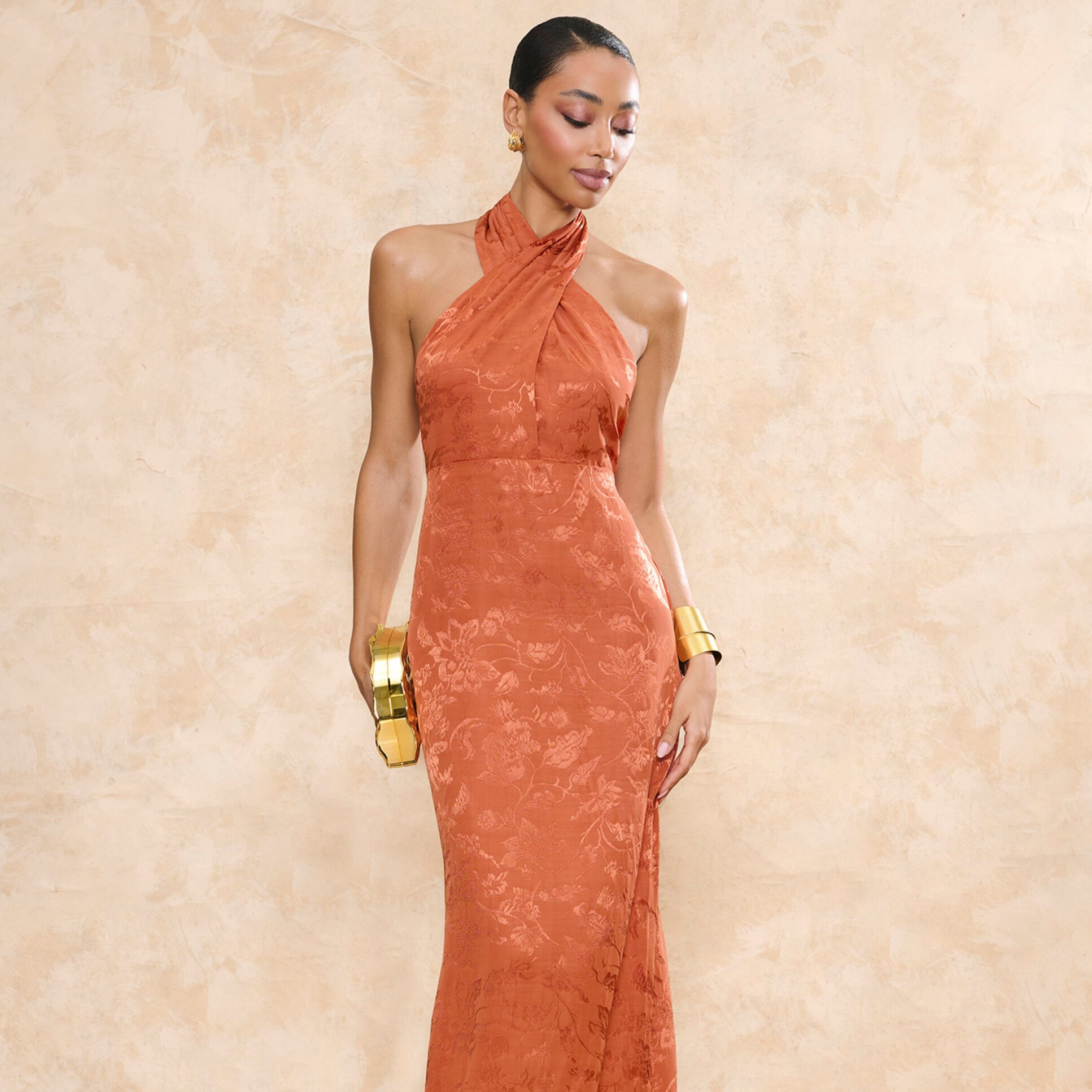 MIPHAI
Vestido largo con escote cruzado y detalles florales en relieve