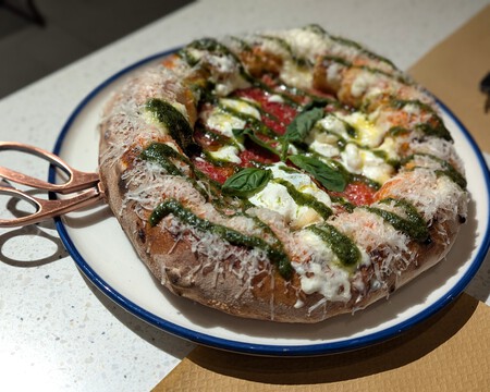Orballo de Oura: San Marzano, stracciatella de burrata, pesto de pistacho y ralladura de lima y de queso Galmesán.