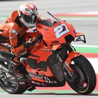 Los alerones traseros también llegan a MotoGP: KTM probó el 'pico de pato' en las dos motos del Tech3 