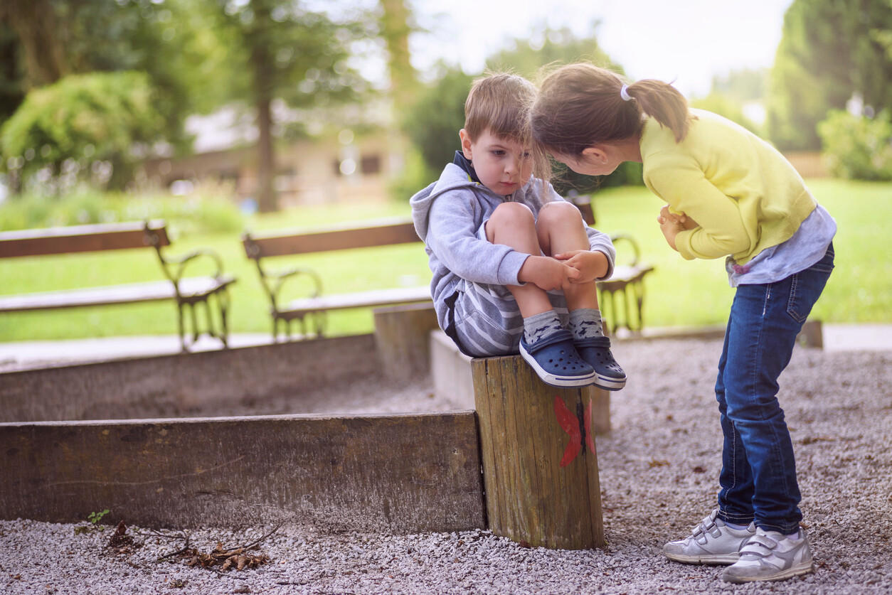 Cómo ayudar a tu hijo a enfrentarse a las burlas e insultos de otros niños