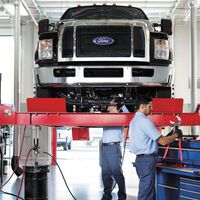 Este mecánico de Ford tiene un sueldo de seis cifras. No cobra tanto por echar muchas horas, sino por hacer las cosas en la mitad de tiempo que sus compañeros 