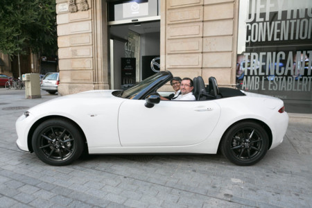 Cuando tu nuevo Mazda MX-5 te lo entrega su padre sientes algo especial