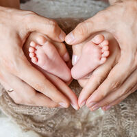 Sabiendo que su bebé iba a morir continuaron con el embarazo para donar sus válvulas cardiacas y ayudar a otro bebé: un hito médico en Madrid 