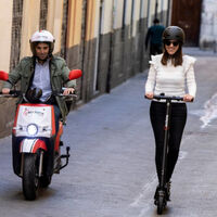 Adiós al patinete sin seguro en España. El Gobierno ha sacado una nueva ley para registrar todos los vehículos ligeros 