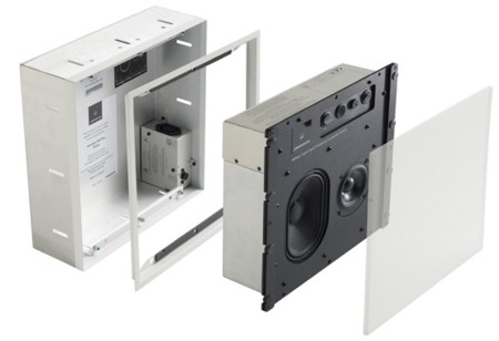 Los altavoces Meridian DSP320 se ocultan detrás de las paredes