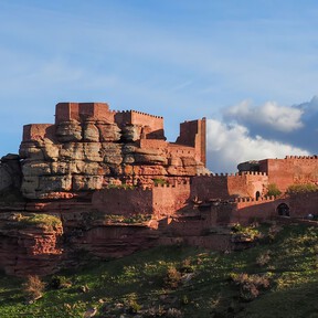 Parece salido de Juego de Tronos, pero está en Teruel: el pueblo con un castillo de piedra roja, ideal para ver el eclipse solar en una fortaleza única en España