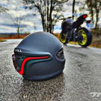 Por qué encontrarse un casco de moto en mitad de la carretera es un mensaje que es mejor no dejar pasar 