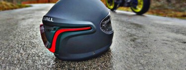 Por qué encontrarse un casco de moto en mitad de la carretera es un mensaje que es mejor no dejar pasar 