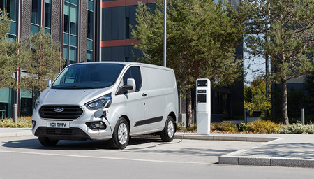 Ford Transit Custom y Tourneo Custom híbridas enchufables: más de 50 km para ir en modo eléctrico por la ciudad