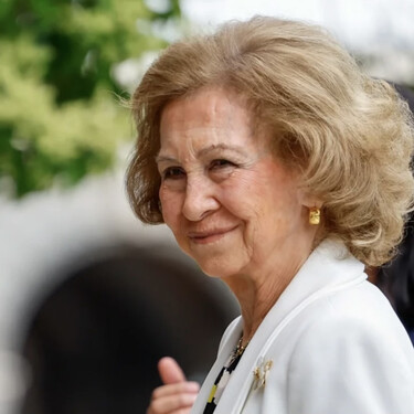 El refugio de doña Sofía en su verano más complejo: acompañada por su hermana Irene y dos amigas íntimas