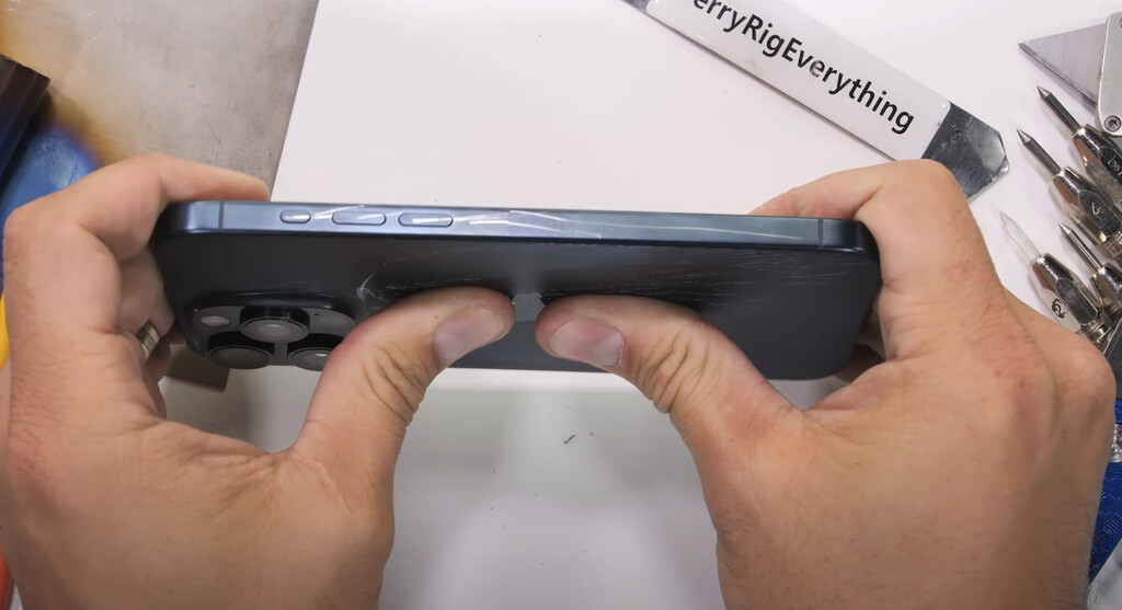 Este youtuber intenta probar la resistencia del iPhone 15 Pro Max y sale bastante mal parado Este youtuber intenta probar la resistencia del iPhone 15 Pro Max y sale bastante mal parado
