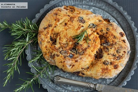 Fougasse de aceitunas negras, tomate y romero. Receta