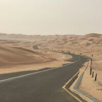 Honda ha encontrado el negocio del siglo: arreglar carreteras transformando la arena del desierto en asfalto blanco