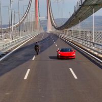 Pique de estrellas, nivel: Toprak Razgatlioglu en un Ferrari SF 90 contra Kenan Sofuoglu y la Kawasaki H2R