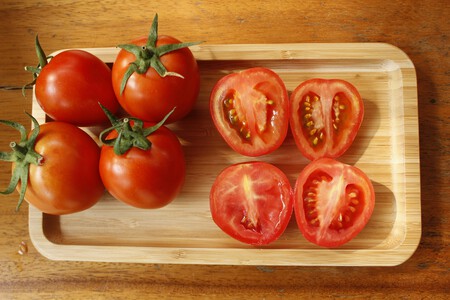 Tomate servido en un plato de madera