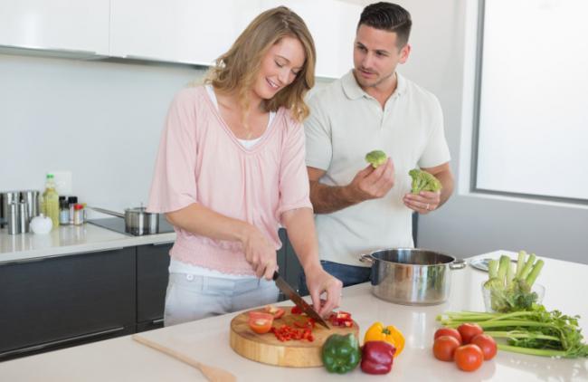 dos vegetarianos cocinando