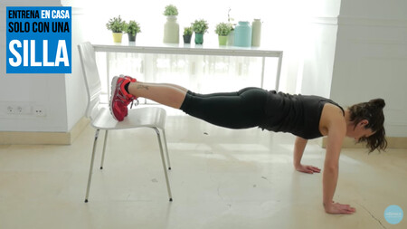 Entrena en casa solo con una silla: un circuito para trabajar todo tu cuerpo