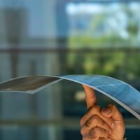 Mais finos que uma moeda e capazes de aderir a qualquer superfície: assim evoluiu a indústria de painéis solares flexíveis 