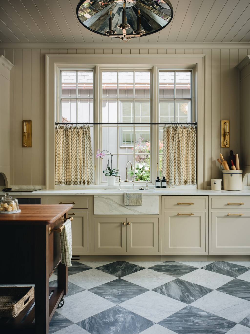 Las cocinas blancas son cosa del pasado: estas son las nuevas tendencias que invadirán los hogares en 2026 