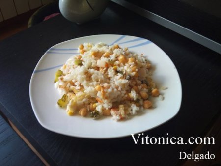 Ensalada de arroz, garbanzos, atún y huevo. Una buena opción para el verano
