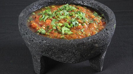 Del molcajete a la licuadora: 3 salsas que puedes preparar con chile morita