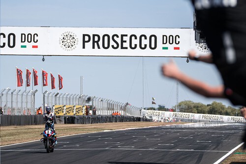 Toprak Razgatlioglu completa el triplete en Donington Park y es el nuevo líder de Superbikes con podio para Álvaro Bautista 