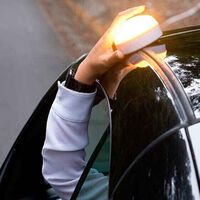 "No lo hemos hecho bien". La DGT entona el mea culpa con la luz V16 porque muchos conductores no tienen ni idea de que será obligatoria en un mes